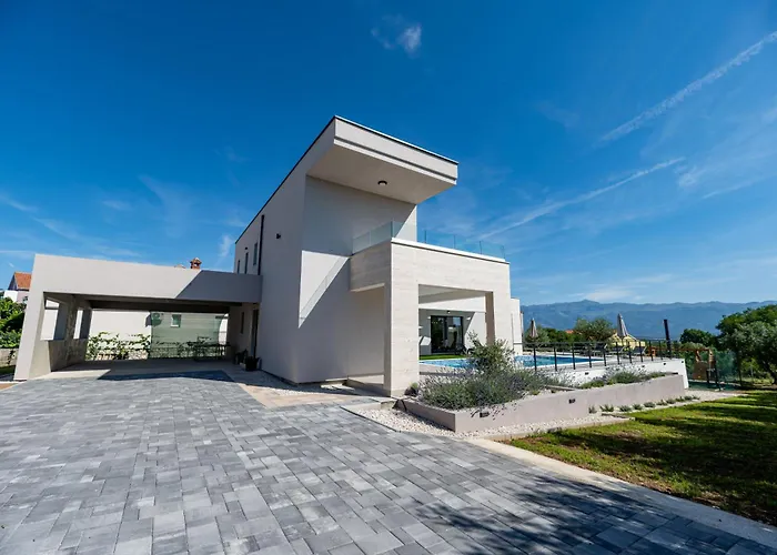 Villa Dasi S Grijanim Bazenom
